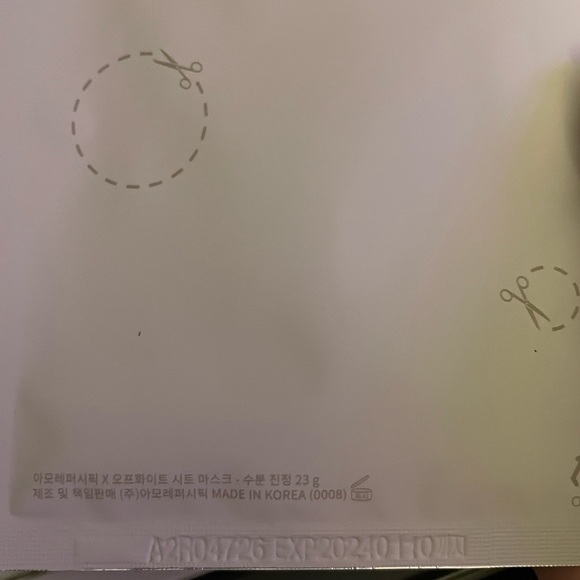 Off white collaboration w/ Amore Pacific Sheet Masks and cotton pads - Picture 2 of 6